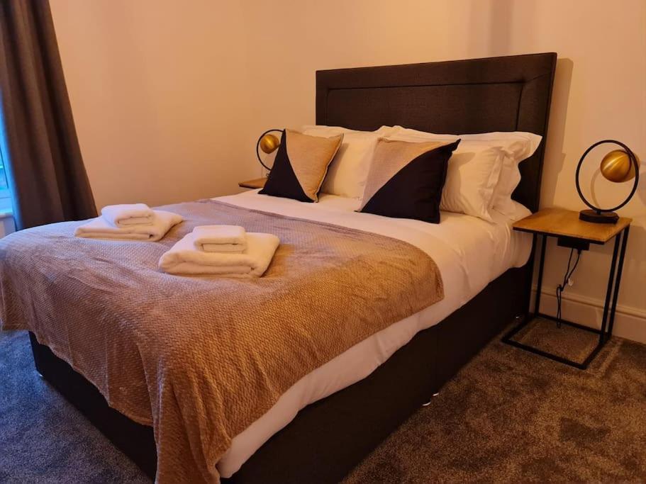 Centrally Located To The City Of Lincoln Ngoại thất bức ảnh